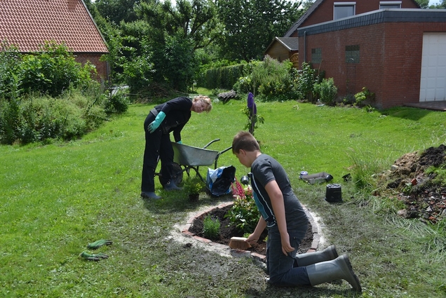 Astrid und Marius legen ein neues Beet an