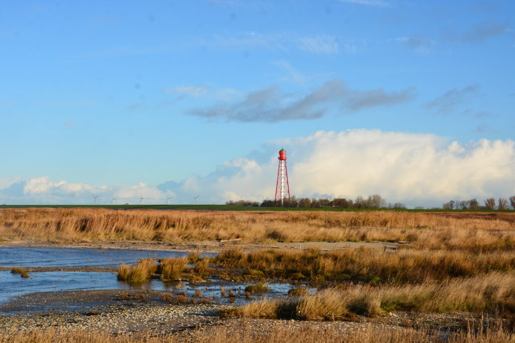 Die Nordkurve am Nordseedeich der Leuchtturm in Campen 