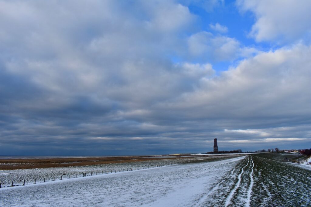 Leuchtturm in Campen im Schnee 