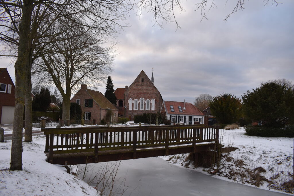 Krummhörn Loquard der Burggraben im Schnee 